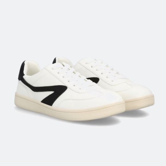 DV by Dolce Vita Shoes - DV by Dolce Vita White and Black Sneakers
(Special GIFT added with PURCHASE🤫❤️